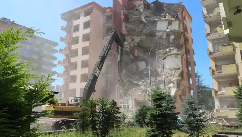 Deprem Beklentisi Yerine Dev Dalga Sarsıntısı: İki Bina Yıkılmaya Başlandı