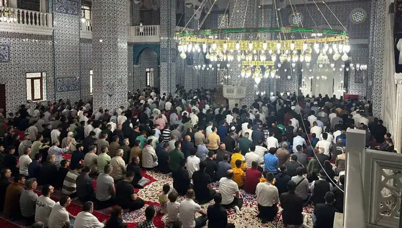 Iğdır'da İlk Bayram Namazı Coşkuyla Kılındı: Müslümanlar Bir Araya Geldi