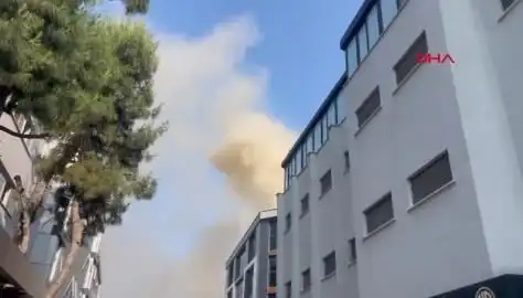 İstanbul'da 4 Katlı İş Merkezinde Yangın Çıktı: Ekipler Olay Yerinde