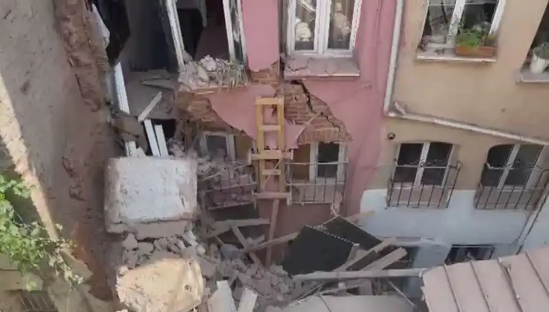 İstanbul'da Panik Yaratan Olay: Üç Katlı Binanın Balkonu Çöktü